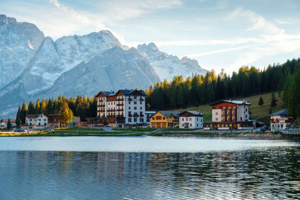 ミズリーナ湖美しい背景 sorapiss 山、北ドロミテのクリスタッロ山付近の湖 drei zinnen 山 ((tre cime di lavaredo) - european alps mountain mountain peak rock ストックフォトと画像