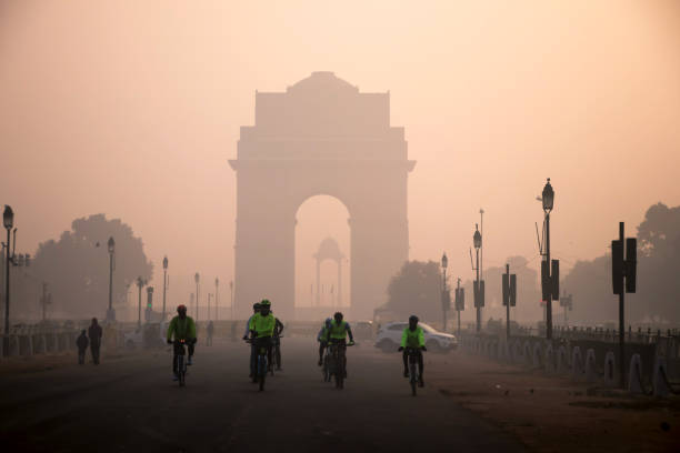 imagen de escena de la niebla del invierno en delhi con la puerta de la india como un fondo - delhi fotografías e imágenes de stock