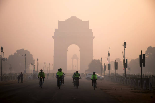 image de scène de brouillard d’hiver à delhi avec la porte de l’inde en tant qu’arrière-plan - india new delhi architecture monument photos et images de collection