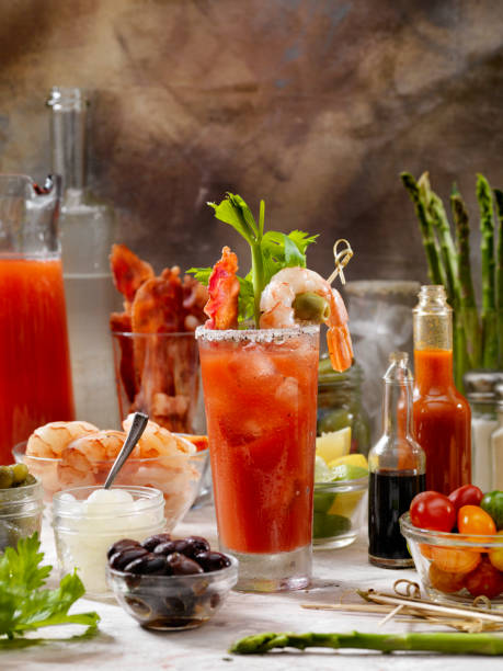 construire votre propre barre de mary sanglante avec, bacon, crevettes, céleri, asperge. - tomato juice drink celery juice photos et images de collection