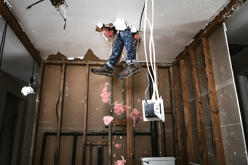 Demolición y contratista hombre haciendo casa mejora photo