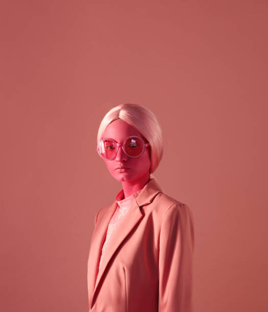 женщина с розовой кожей и розовыми очками для глаз - nerd bizarre women retro revival стоковые фото и изображения