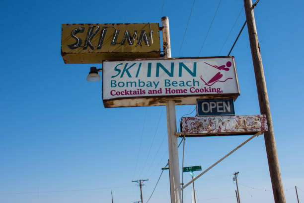 lo ski inn, situato vicino al mare di salton, è una delle poche aziende ancora operative in città - bombay beach foto e immagini stock