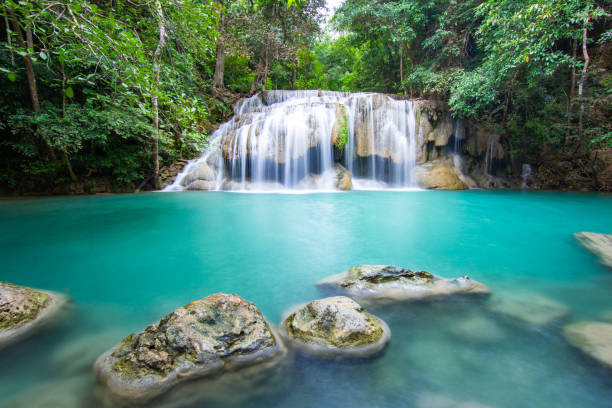 erawan falls (la deuxième cascade – wang matcha) avec étang vert émeraude à parc national d’erawan. - national park kanchanaburi province thailand waterfall photos et images de collection