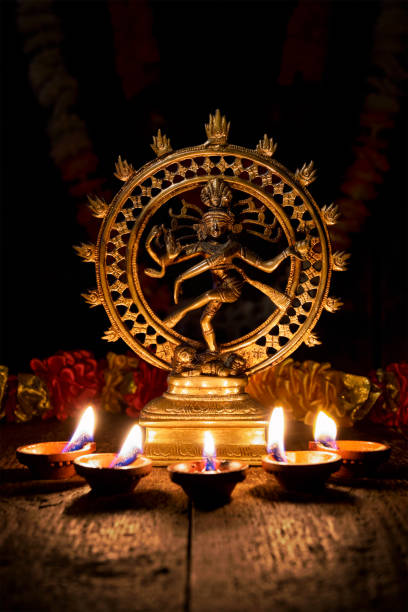 shiva nataraja con luci diwali - shiva hindu god statue dancing foto e immagini stock