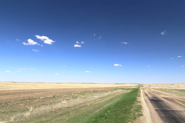 autostrada nel saskatchewan, canada - saskatchewan highway road trip scenics foto e immagini stock