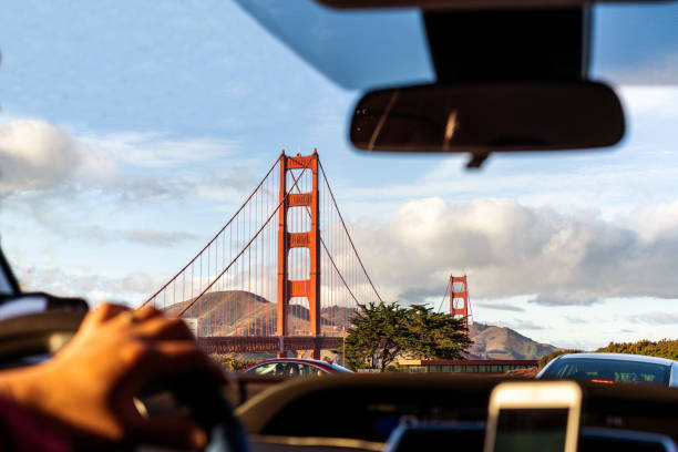 auto fenster mit blick auf golden gate bridge, san francisco, kalifornien. - san francisco bay golden gate bridge bridge san francisco county stock-fotos und bilder