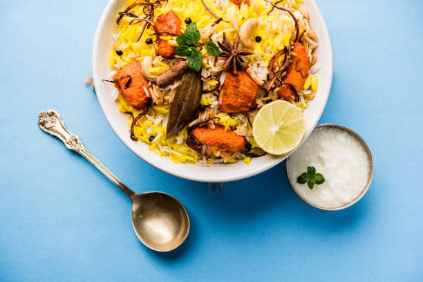 indian frango tikka biriyani servido em uma tigela com iogurte. foco seletivo - nonvegetarian - fotografias e filmes do acervo