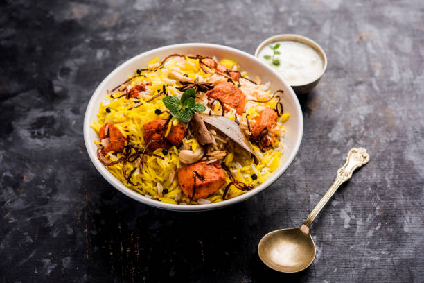 indian chicken tikka biriyani serviert in einer schüssel mit joghurt. selektiven fokus - nonvegetarian stock-fotos und bilder