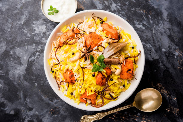 indian frango tikka biriyani servido em uma tigela com iogurte. foco seletivo - nonvegetarian - fotografias e filmes do acervo