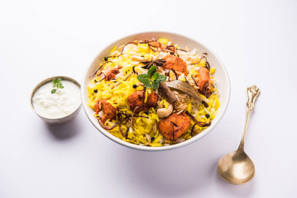 indian frango tikka biriyani servido em uma tigela com iogurte. foco seletivo - nonvegetarian - fotografias e filmes do acervo