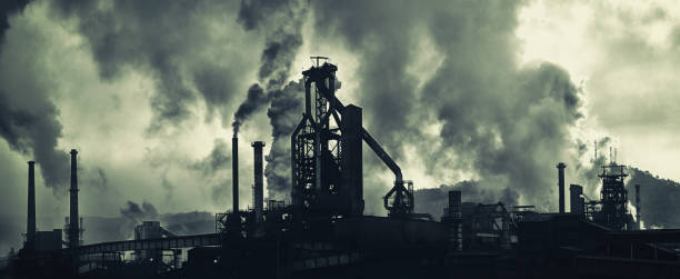 zona industriale con forte inquinamento atmosferico - toxic substance fumes environment carbon dioxide foto e immagini stock