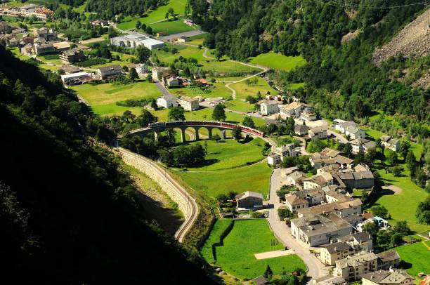 swiss red train bernina express przeładuje na brusio wiadukt, włochy & szwajcaria - bernina express zdjęcia i obrazy z banku zdjęć