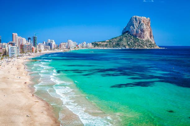 Peñon de Ifach-Autonomous Community of Valencia, Spain Calpe beach with Peñon de Ifach at background. Comunidad Autonoma de Valencia, Spain. Copy space available for text and/or logo. DSRL outdoors photo taken with Canon EOS 5D Mk II and Canon EF 17-40mm f/4L IS USM Wide Angle Zoom Lens espana stock pictures, royalty-free photos & images