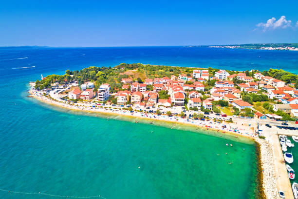 puntamika halbinsel in zadar luftaufnahmen sommer blick, region dalmatien in kroatien - europe pine tree sea adriatic sea stock-fotos und bilder