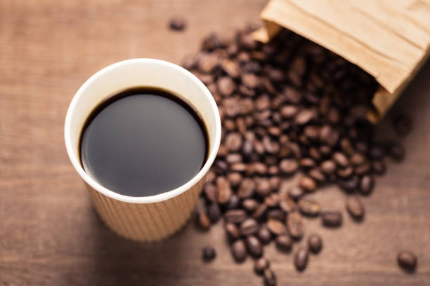 café negro en taza de papel - coffee black coffee cup coffee bean fotografías e imágenes de stock