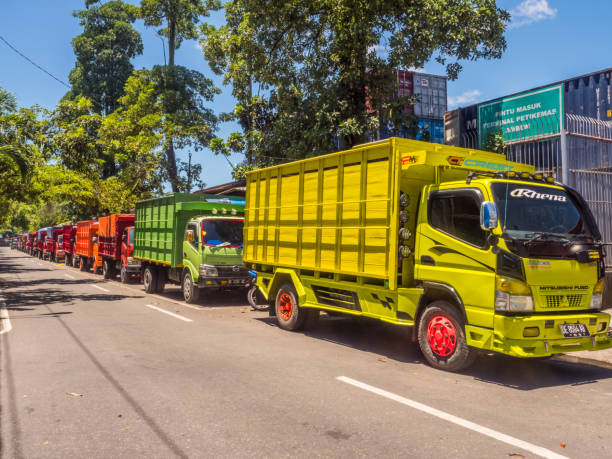 アンボンの通りにカラフルなトラック - country road trucking car yellow ストックフォトと画像