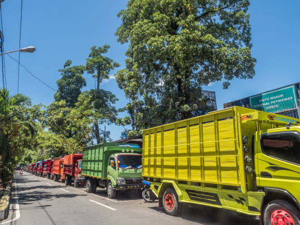 アンボンの通りにカラフルなトラック - country road trucking car yellow ストックフォトと画像