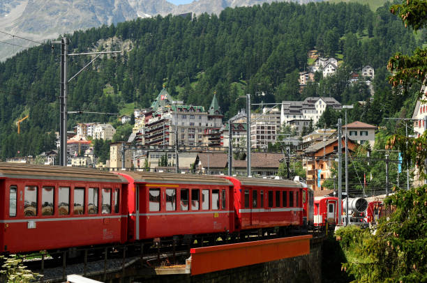 czerwony pociąg bernina express przyjedź do st. moritz w szwajcarii. - bernina express zdjęcia i obrazy z banku zdjęć