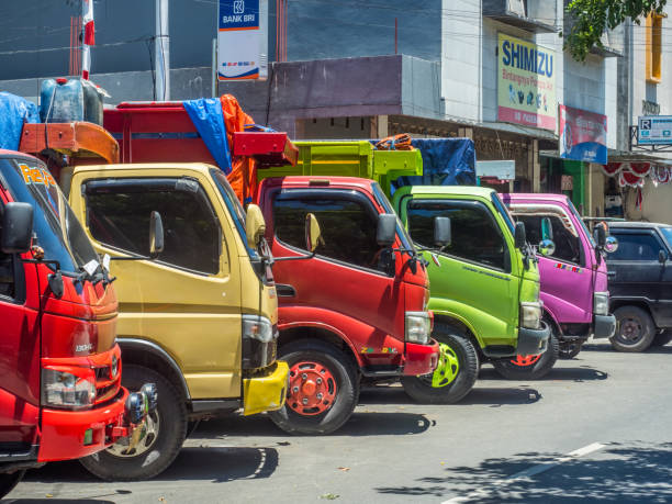 アンボンの通りにカラフルなトラック - country road trucking car yellow ストッ�クフォトと画像