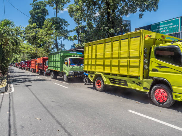 アンボンの通りにカラフルなトラック - country road trucking car yellow ストックフォトと画像