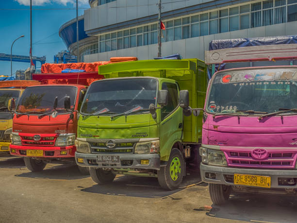 アンボンの通りにカラフルなトラック - country road trucking car yellow ストックフォトと画像