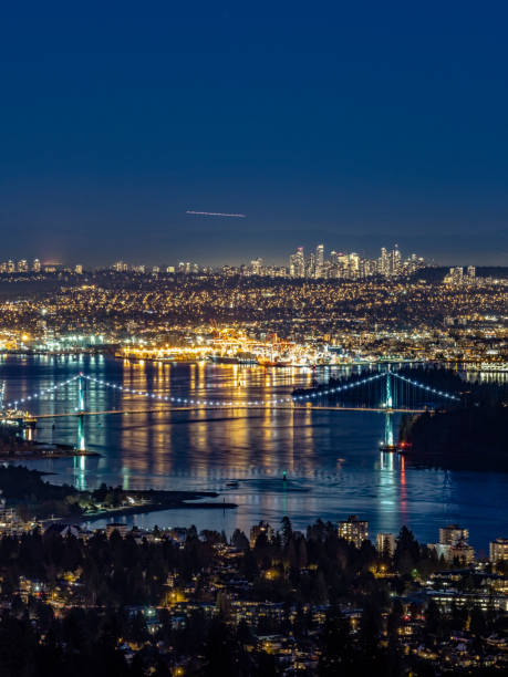 vue aérienne panoramique skyline de vancouver dans la nuit - district of north vancouver photos et images de collection