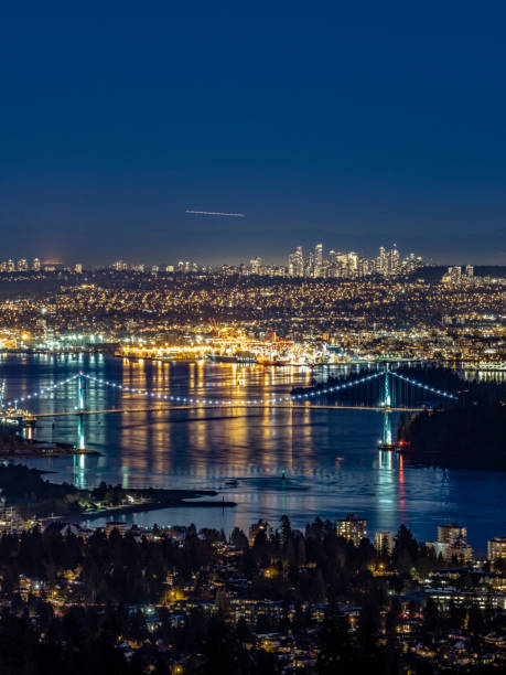 panoramiczny widok z lotu ptaka na panoramę vancouver w nocy - district of north vancouver zdjęcia i obrazy z banku zdjęć