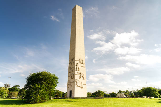 monumento "obelisco" al parco ibirapuera - obelisco foto e immagini stock