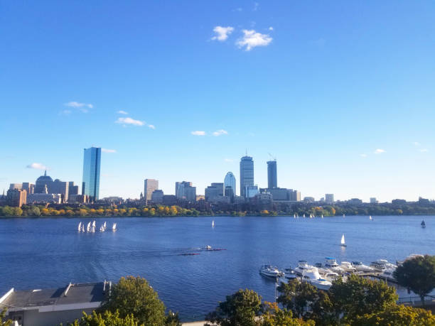 horizonte a través del río charles en boston. en un día soleado. - boston skyline charles river blue fotografías e imágenes de stock