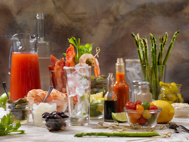 construire votre propre barre de mary sanglante avec, bacon, crevettes, céleri, asperge. - tomato juice drink celery juice photos et images de collection