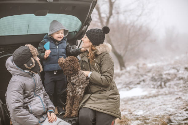 겨울 날에 행복 한 가족 - winter dog non urban scene horizontal 뉴스 사진 이미지