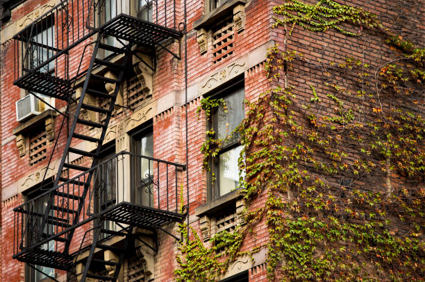 close-up view of new york city style apartment buildings with emergency stairs along mott street in chinatown neighborhood of manhattan, new york, united states.. - 3846 imagens e fotografias de stock