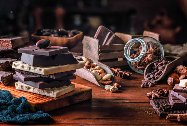 assortiment de chocolat, noix et fruits séchés dans le vieux style façonné - fashioned photos et images de collection