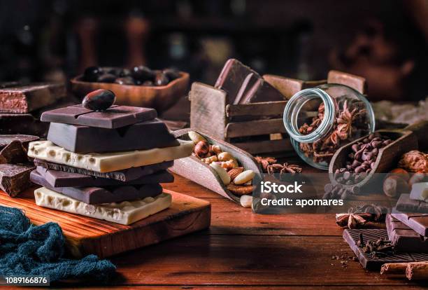 Photo libre de droit de Assortiment De Chocolat Noix Et Fruits Séchés Dans Le Vieux Style Façonné banque d'images et plus d'images libres de droit de Chocolat