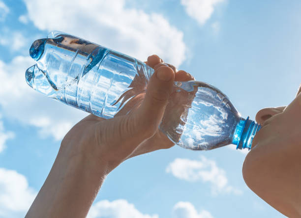 frau-trinkwasser - wasserflasche stock-fotos und bilder