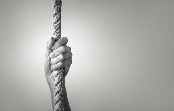 mano stretta sulla corda. - climbing clambering hanging rope foto e immagini stock