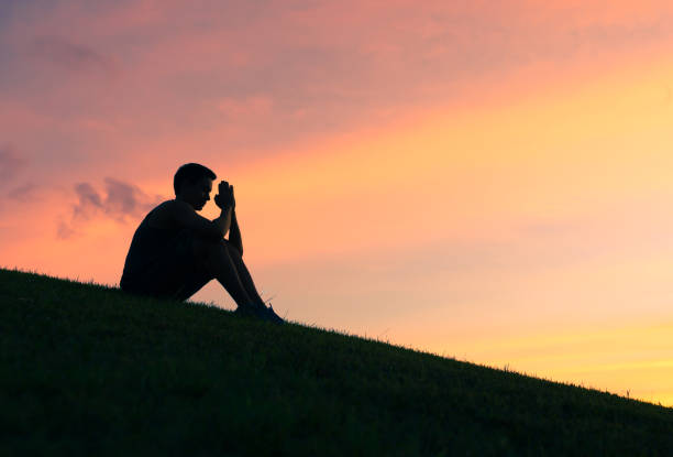 man praying - belief in god imagens e fotografias de stock