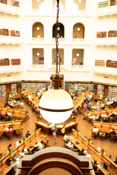 dentro de la cúpula principal de la biblioteca del estado de victorian. - melbourne australia victoria state victorian architecture fotografías e imágenes de stock