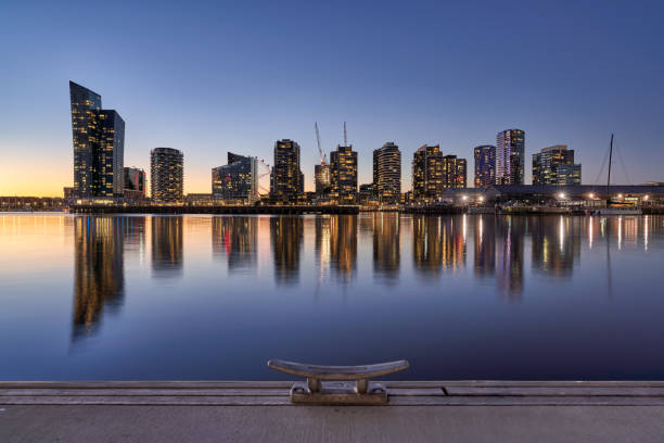 reflexão dos edifícios no docklands com grampo como primeiro plano - docklands - fotografias e filmes do acervo