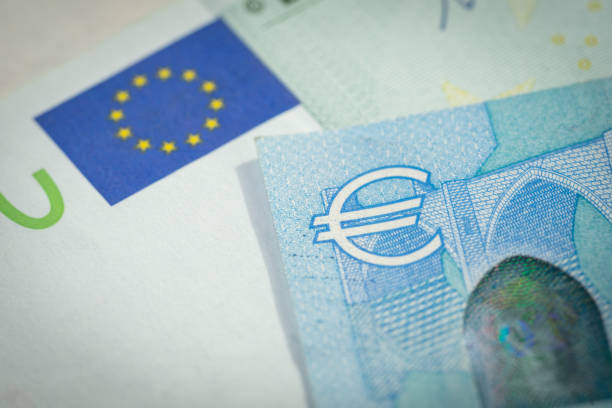 l’économie européenne, financier, de placement ou de concept d’échange de devises, fermé coup de symbole signe euro avec indicateur d’euro sur les billets en euros - european union euro note photos et images de collection