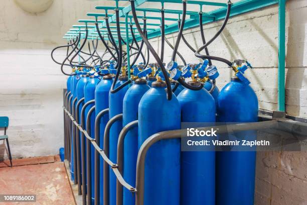 블루 가스 실린더 압력 게이지의 번들 원기둥에 대한 스톡 사진 및 기타 이미지 - 원기둥, 기체-물리 구조, 스토리지 탱크