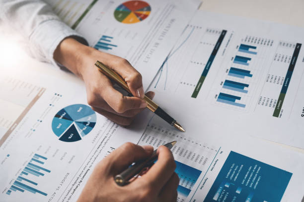 nahaufnahme von geschäftsleuten, die sich treffen, um die situation auf dem markt zu besprechen. business financial concept - gespräch grafiken stock-fotos und bilder