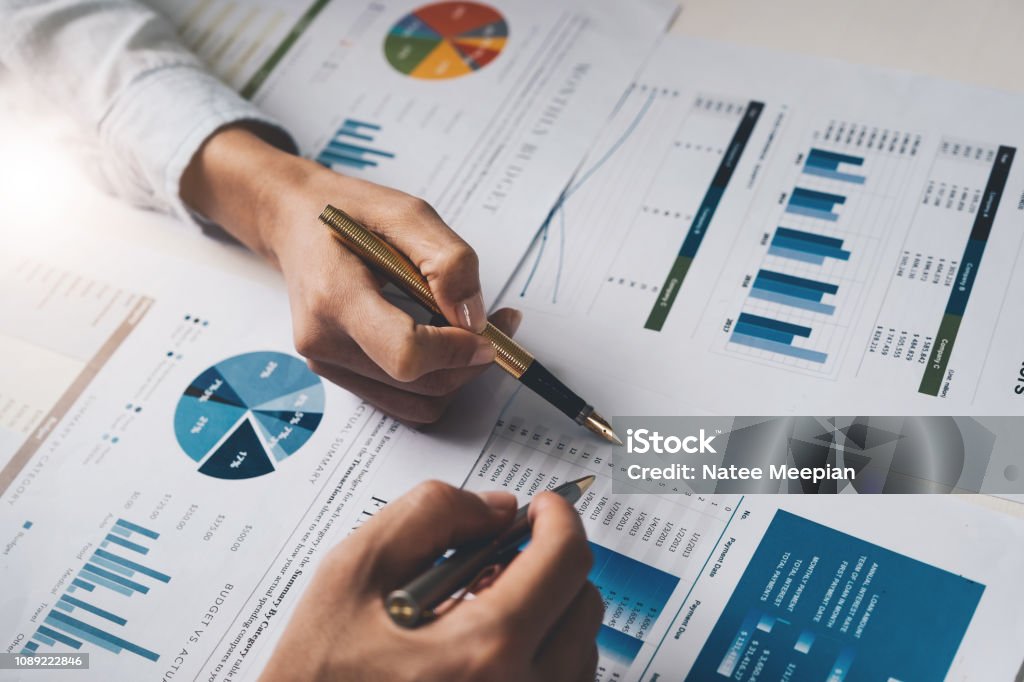 Cerca empresarios reunidos para discutir la situación en el mercado. Concepto del negocio financiero - Foto de stock de Finanzas libre de derechos