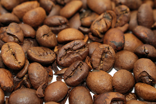 Indonesio tostado de granos de café, su fuente para una taza de café photo