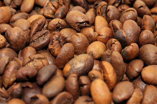 Indonesio tostado de granos de café, su fuente para una taza de café photo
