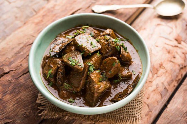 マトン肝炒めまたは kaleji マサラ、インドとパキスタンから人気のある非菜食主義のレシピ。乾燥やボウル、唐樋またはプレートでカレーを提供しています - roast beef beef roasted portion ストックフォトと画像