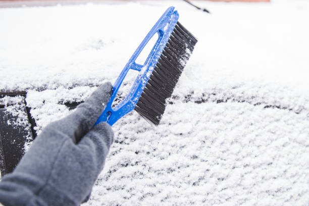 człowiek z złomowania czyszczenia samochodu ze śniegu - snow car window ice scraper zdjęcia i obrazy z banku zdjęć