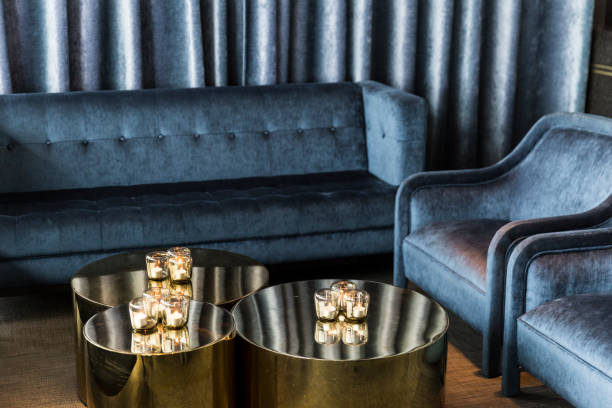 luxurious green couch setting with candles - recepção de hotel ilustrações imagens e fotografias de stock