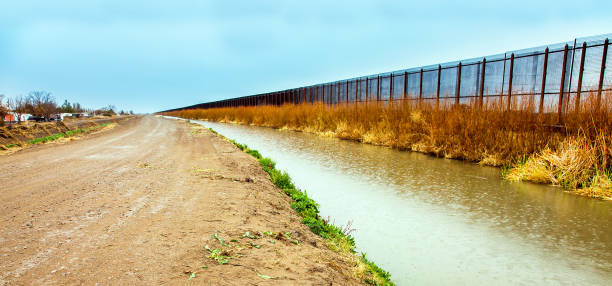 istock US border fence to Mexico at El Paso 1089267788